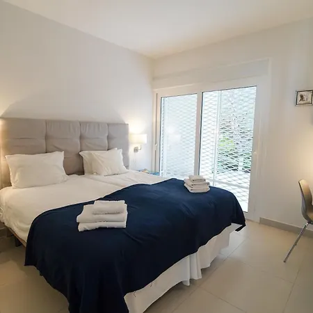 Olene Apartment, Hill Collection